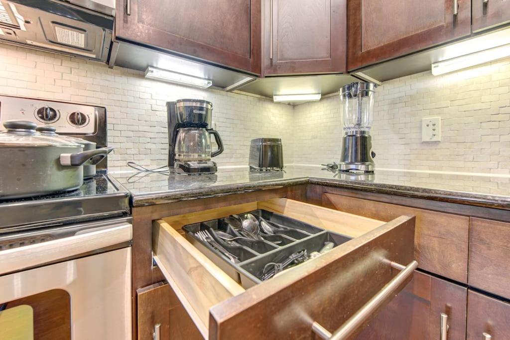Chic 1Br Near Nrg With Pool Wifi Freeparking Apartment ฮูสตัน ภายนอก รูปภาพ