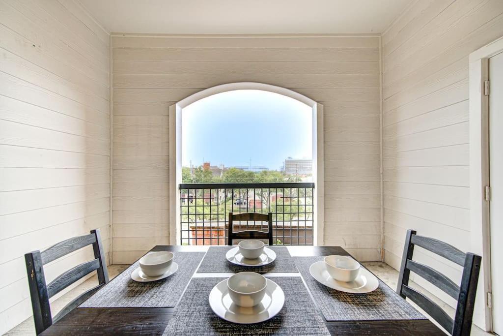 Chic 1Br Near Nrg With Pool Wifi Freeparking Apartment ฮูสตัน ภายนอก รูปภาพ